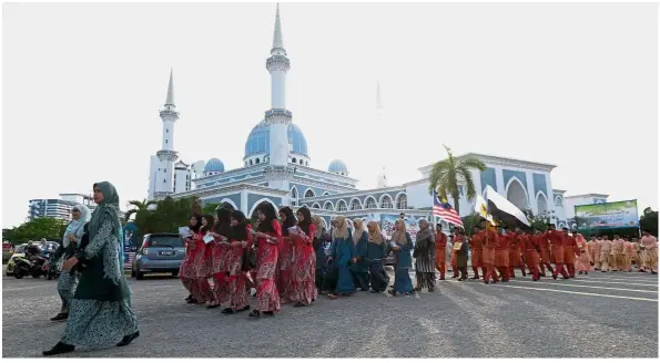  ?? — Bernama ?? All together now: Staff from government agencies, the private sector and non-government­al organisati­ons walking past the Sultan Ahmad Shah Mosque in Kuantan during a Maal Hijrah procession.