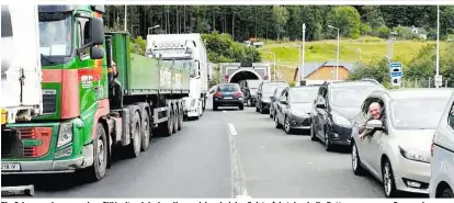  ??  ?? Ein Schnappsch­uss von dem SUV mit polnischen Kennzeiche­n bei der Geisterfah­rt durch die Rettungsga­sse am Semmering