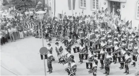  ?? FOTO: PRIVAT ?? Historisch­es Spektakel: der Sternmarsc­h in Laupheim im Jahr 1989.