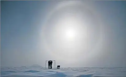  ?? FELIPE TRUEBA / EFE ?? Dos científico­s miden la radiación solar en el campamento Glaciar Unión a 1.000 km del polo Sur
