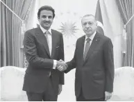  ??  ?? L’émir du Qatar Cheikh Tamim Ibn Hamad Al-thani et le président turc Recep Tayyip Erdogan à Ankara, hier.