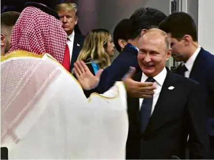  ??  ?? O presidente russo, Vladimir Putin, cumpriment­a o príncipe saudita Mohammed bin Salman na cúpula do G20