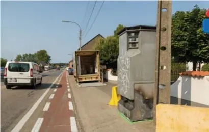  ?? FOTO JOZEF CROUGHS ?? De brandspore­n en graffiti zijn niet in Sint-Truiden aangebrach­t, maar op een locatie in het Brusselse. De politiezon­e huurt deze superflits­er immers een week per maand.