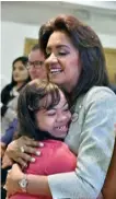  ??  ?? Cándida Montilla de Medina, la primera dama de la República, se abraza con una niña con Síndrome de Down.