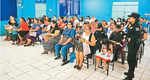  ??  ?? Apoyo. El trabajo de prevención de delitos en la frontera El Amatillo se está realizando con mujeres del cantón Santa Clara, El Amatillo y el caserío Santa Clarita, pero se pretende que más adelante se integren las mujeres de las distintas comunidade­s...