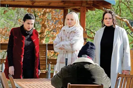  ?? Foto: TV Prima ?? Spiklenky Tři kumpánky v podání (zleva) Lucie Siposové, Jany Plodkové a Jitky Čvančarové se zbavily manželů, ale problémy nezmizely.