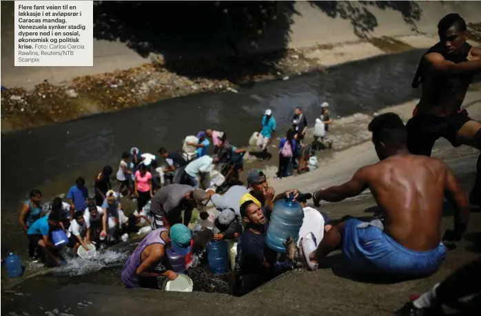  ?? Foto: Carlos Garcia Rawlins, Reuters/NTB Scanpix ?? Flere fant veien til en lekkasje i et avløpsrør i Caracas mandag. Venezuela synker stadig dypere ned i en sosial, økonomisk og politisk krise.