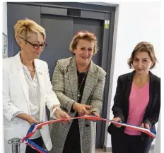  ??  ?? Ginette Faroux (à g.), Josephine Kollmannsb­erger et Céline Guyard, inaugurent l’ascenseur installé à la Maison Rousseau.