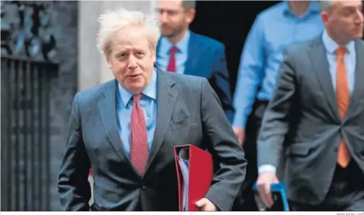  ?? ANDY RAIN / EFE ?? El primer ministro británico, Boris Johnson, abandona su residencia oficial de Downing Street.