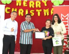  ??  ?? (From left) Lay Han, Mohd Ali, one of the participan­ts of the digital marketing workshop, Angelina Giki, and Head of Corporate Affairs, Maxis, Mariam Bevi Batcha.