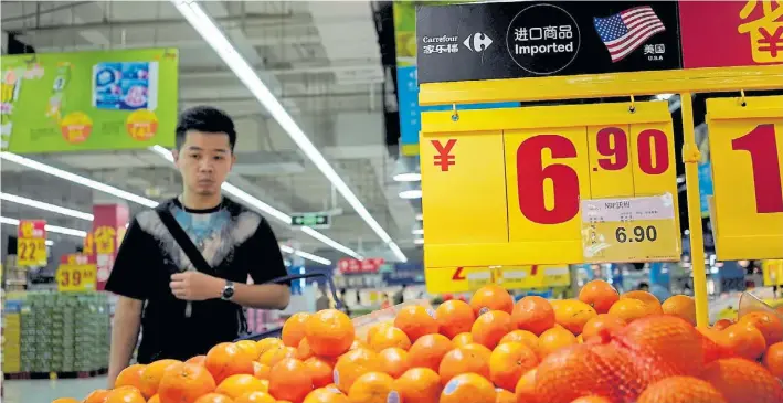  ?? REUTERS ?? No va más. Productos importados de Estados Unidos en un supermerca­do de Shanghai. Muchos de ellos tendrán ahora un arancel del 25 por ciento por la guerra comercial.