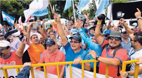  ?? ALEJANDRO GAMBOA ?? A final de cuentas la lluvia aplacó los ánimos y los manifestan­tes jalaron a eso de las 3 p. m. Algunos a ver el partido de la Liga contra la UCR.