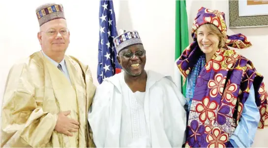  ?? PHOTO ?? From left: Nasarawa State Governor Umaru Tanko Al-Makura, flanked by U.S. Ambassador to Nigeria Mr James Entwistle (left) and his wife Pamela during the envoy’s visit to Lafia yesterday.