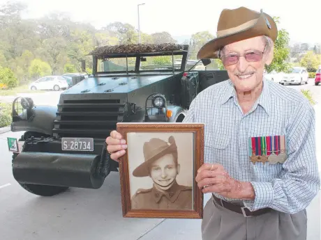  ??  ?? Gordon Jamieson, 97, laid a wreath at Mudgeeraba in memory of the soldiers and civilians killed in war.