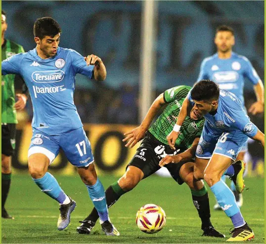  ??  ?? PAREJO. En un partido luchado, Belgrano y San Martín no se sacaron ventaja. El Celeste dejó pasar una chance para superar a un rival directo.