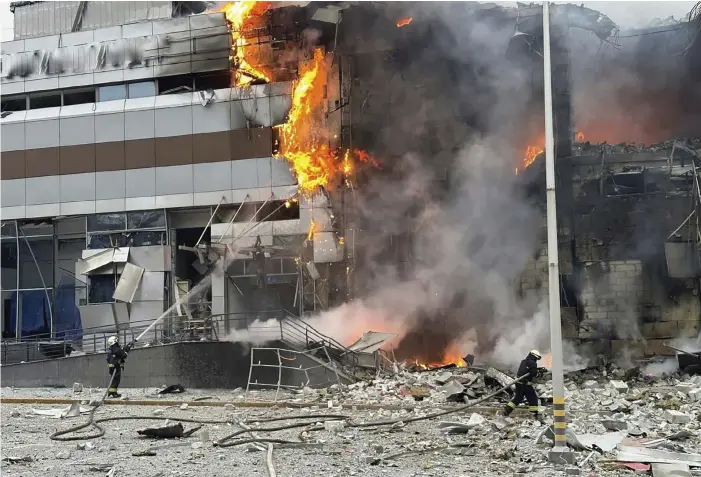  ?? BILD: AP ?? Räddningst­jänsten bekämpar en brand i Kiev efter attackerna.