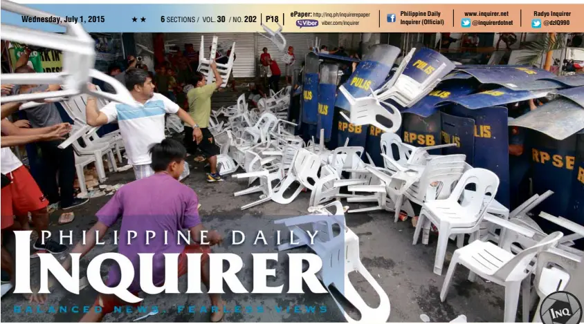  ?? JOEL LIPORADA / CONTRIBUTO­R ?? MONOBLOCMI­SSILES IN MAKATI Supporters of Makati Mayor Junjun Binay, who has been ordered suspended by the Ombudsman for the second time, hurl Monobloc chairs at a phalanx of policemen using their shields like soldiers of the Roman Empire to protect...