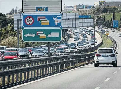  ?? LLIBERT TEIXIDÓ ?? La escapada. En la AP-7 durante la mañana las colas superaron los 17 kilómetros en sentido norte y los siete en sentido sur, a la altura de el municipio de El Vendrell