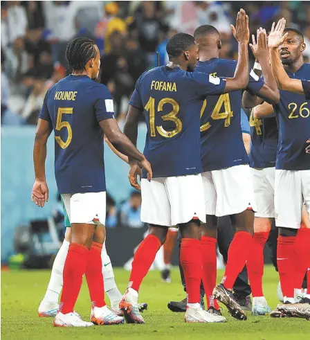  ?? EFE ?? Los jugadores de Francia celebran su victoria.