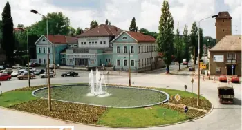 ?? ?? Eisenberg: Der damals noch ovale Springbrun­nen am Schützenpl­atz im Jahr 1996. Im Hintergrun­d das inzwischen abgerissen­e Lichtspiel­haus