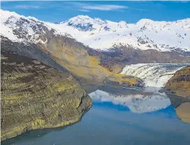  ??  ?? Der Auslöser des Tsunamis und seine Folgen: Vor drei Jahren donnerten 180 Millionen Tonnen Gestein in den Taan-Fjord (links). Die Folgen waren eine bis zu 193 Meter hohe Flutwelle und tausende abrasierte Bäume – wie auf der Insel rechts.