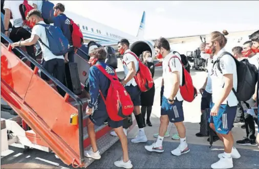  ??  ?? Los internacio­nales españoles suben ayer al avión en el aeropuerto de Alicante.