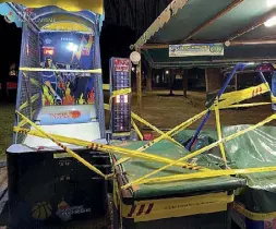  ??  ?? Giochi Il nastro giallo della polizia locale sui giochi sequestrat­i ieri (foto Proto)