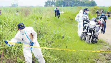  ??  ?? HORRENDO. Los cadáveres de Marco Josué Elvir y su padrastro Lenín Rodríguez estaban en una cañera.