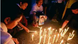  ?? RICHARDA. REYES ?? Relatives of those killed in the war on drugs join a prayer rally at the People Power Monument early this month.—
