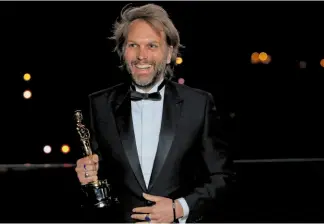  ??  ?? Florian Zeller savoure sa victoire depuis Paris, lors de la cérémonie des Oscars, le 25 avril.