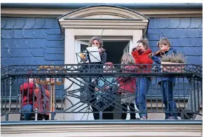  ?? FOTO: DPA ?? Kinder und Erwachsene machen gemeinsam auf einem Balkon in Weimar Musik.
