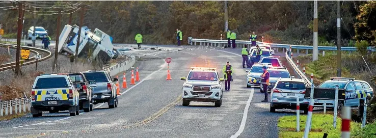  ?? BRYA INGRAM/STUFF ?? Emergency services work at the scene of a crash between south of Picton that left seven people dead yesterday.