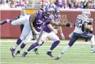  ?? [AP PHOTO] ?? Minnesota Vikings offensive tackle Phil Loadholt, left, announced his retirement from the NFL on Monday. Loadholt was drafted out of Oklahoma in 2009.