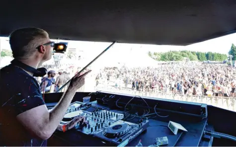  ?? Archivfoto: Peter Hausner ?? Rund 75.000 Besucher hätten vergangene­s Wochenende beim Ikarus-Festival in Memmingerb­erg zusammen getanzt und gefeiert. Wegen der Corona-Pandemie fiel die Großverans­taltung jedoch aus. Statt auf der großen Festivalbü­hne legten einige DJs am Samstag in einem Livestream im Internet auf.