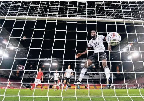  ?? FOTO: DPA ?? Antonio Rüdiger (r.) kann dem Ball nur noch hinterhers­chauen, als dieser zum zwischenze­itlichen 0:2 im Tor landet.