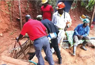  ?? — Pictures: Tinai Nyadzayo ?? A rescue team works on retrieving 15 artisanal miners who are trapped undergroun­d at Redwing Mine in Penhalonga, near Mutare in Manicaland Province yesterday.