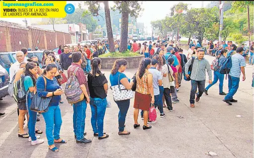  ??  ?? Abarrotada. La terminal de buses de la ruta 201, en Santa Ana, estuvo abarrotada a causa de los trasbordos de usuarios para viajar a San Salvador.