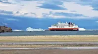  ??  ?? Die Fram liegt vor Anker in Atarnikerd­luk, einem unbewohnte­n Fjordende an der Westküste nahe des 70. Breitengra­des.