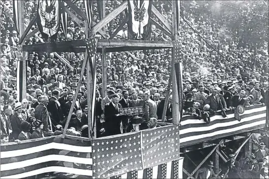  ??  ?? El ex presidente norteameri­cano Herbert Hoover realizando un discurso electoral en 1928, un año antes de ascender a la presidenci­a