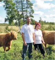  ??  ?? L’agricultri­ce Mélanie Rivard, en compagnie de son conjoint Adam Bergeron St-Pierre.