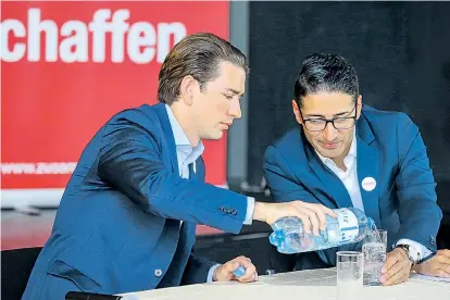  ??  ?? Bei der ÖVP wird oft und gern eingeschen­kt. Ob es Shootingst­ar Sebastian Kurz (im Bild mit Efghani Dönmez) diesmal schafft – und vor allem zu seinen Konditione­n –, war lange unklar.