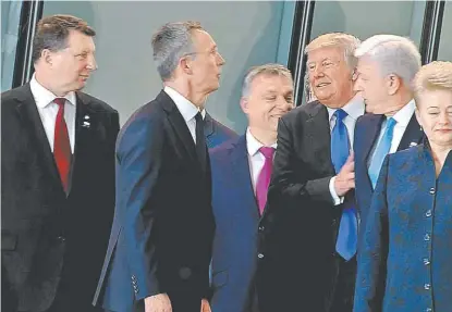  ?? Trump empujó al premier de Montenegro, Dusko Markovic, para salir en la foto de líderes de la OTAN. AP ??