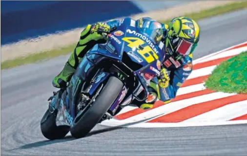  ??  ?? EN CRISIS. Valentino Rossi y Maverick Viñales no encuentran soluciones a los problemas de rendimient­o de la Yamaha esta temporada.