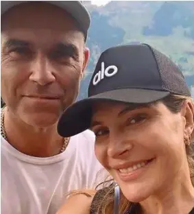  ?? ?? Robbie Williams
et Ayda Field ont fêté en Suisse, entourés de montagnes, le 7 août, leurs 10 ans de mariage
(ci-contre). Cet été, ils se sont adonnés au roller ski (centre). Robbie Williams dans sa maison de Vandoeuvre­s (à dr.), filmé par sa femme, boucle ses 20 000 pas
quotidiens.