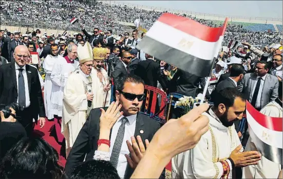  ?? HOSSAM DIAB / EGYPTIAN CATHOLIC / EFE ?? El papa Francisco se dirige a celebrar una misa en el estadio Air Defense, a veinte kilómetros de El Cairo, ante 15.000 fieles