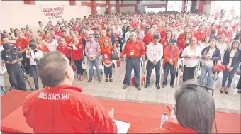  ??  ?? Convencion­ales oran por la salud de Pedro Alliana, titular de la ANR, ayer al inicio de la asamblea.