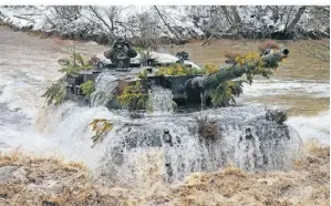  ?? FOTO: POLISH DEFENSE MINISTRY VIA AP ?? Ein Leopard 2 A4 bei der Durchfahrt eines Flusses.
