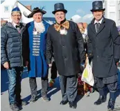  ??  ?? Bürgermeis­ter Rudolf Schneider (rechts) und seine Ehrengäste feierten mitten im Geschehen.