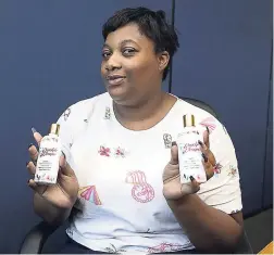  ?? GLADSTONE TAYLOR/PHOTOGRAPH­ER ?? Jonielle Bingham shows of her product, Coochie Cleanse.