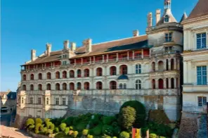  ??  ?? Ci-dessus, le château de Blois où les futurs amants se sont vus pour la première fois. Il avait 19 ans et elle, 15 ans.